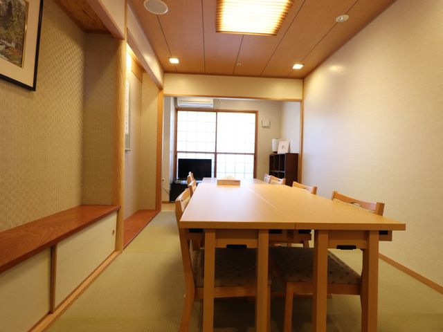和の雰囲気漂う居室 相談室 落ち着いた和室で、日々の生活に安らぎを提供しています。しっとりとした空間で、ゆったりとした時間を過ごせます。