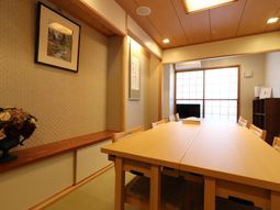 和室の会議テーブル