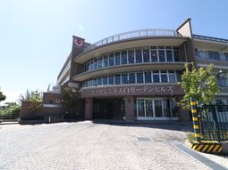 明るい外観の建物