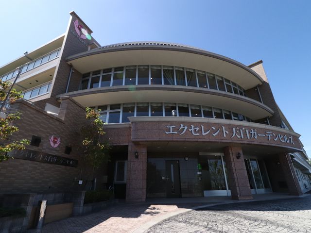 施設正面エントランス風景 外観 ゆったりとしたエントランスは明るく開放感があるため、ご来訪の際に清々しい気持ちでお迎えします。