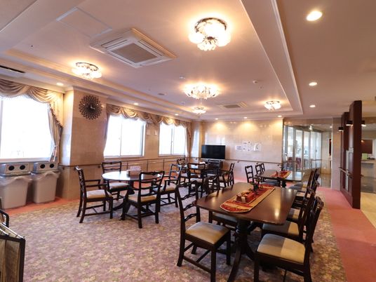 広々とした明るい食堂