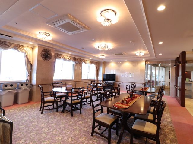 広々とした明るい食堂 ラウンジレストラン 天井が高く、落ち着いた色合いでまとめられた食堂では、ゆったりとした気持ちでお食事をお楽しみいただけます。