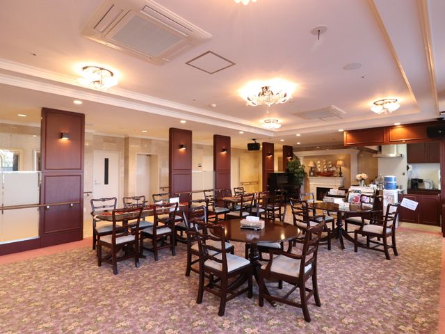 快適な食堂の様子 ラウンジレストラン 落ち着いた色合いで統一された食堂は、広々としており職員と利用者のコミュニケーションも取りやすい設計です。