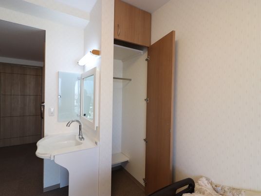 居室の洗面台とクローゼット