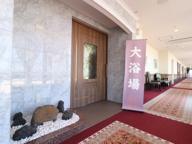 エントランスの装飾と廊下 大浴場 広々としたエントランスには、和風の装飾が施されており、心安らぐ空間が広がっています。廊下もゆったりしており、ゆとりある日々を過ごすことができそうです。