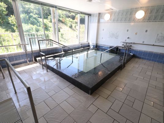 明るい浴室と自然の眺望