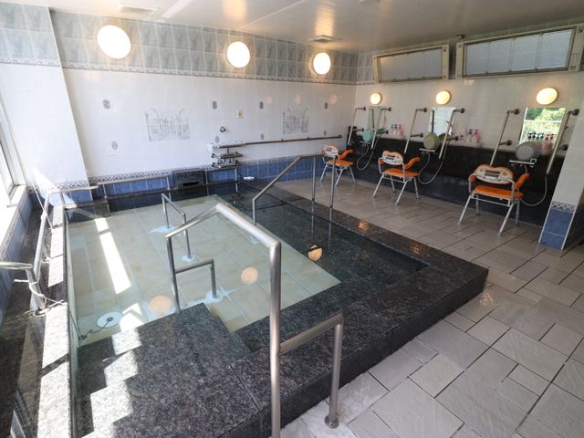 清潔な浴室と洗面設備 大浴場 広々とした洗い場には、安全に配慮された手すりが備えられ、ゆったりとした入浴タイムを過ごせる空間です。