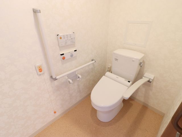 バリアフリートイレ設備 トイレ 手すり付きで安全に配慮された清潔なトイレです。利便性を考慮した設計で、安心してお使いいただけます。