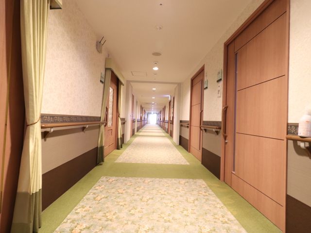 廊下の明るいイメージ 廊下 ゆったりとした廊下が清潔感のあふれる空間をつくっています。手すりも設けられ、安心して歩けるようになっております。