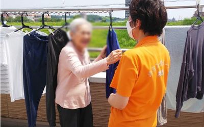 屋外での洗濯干し中