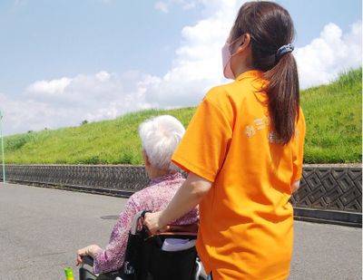 屋外で散歩する様子