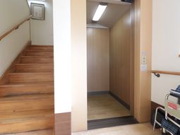 木目調階段とエレベーター