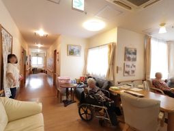温かみのある廊下の風景