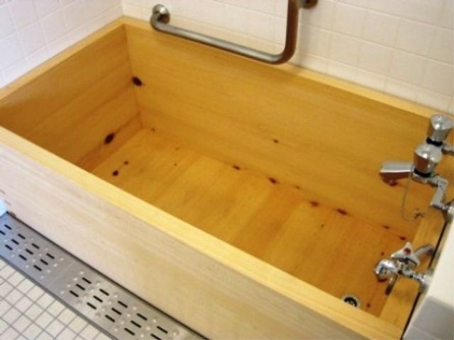 木製の温かみ浴室 浴室 手すり付きで安心安全な木の風合いが落ち着いた雰囲気の浴室です。ゆったりとした入浴時間を提供しています。