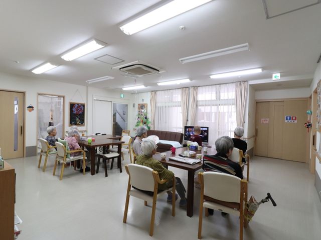 複数の利用者がリラックス リビング 落ち着いた雰囲気の中で、ゆったりと時間を過ごす様子が伝わります。
