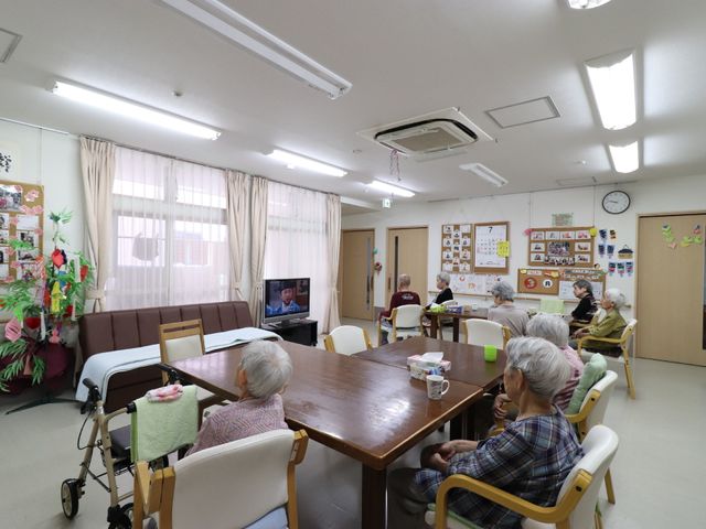 共有スペースの様子 リビング 明るく広々とした共有スペースで、利用者がゆったりと過ごしています。