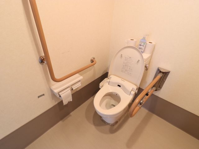 バリアフリートイレの施設 トイレ 手すりが整った清潔なトイレです。利用者の安全と快適性を考えた設計です。