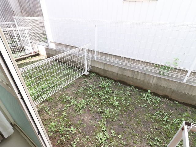 緑が生い茂る空間 テラス 自然を身近に感じられる空間で、心安らぐ時を過ごせます。癒しと安らぎを提供しています。