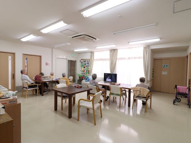 共有スペースの日常風景 リビング 皆が集う明るい食堂で、利用者がくつろいでいる様子です。