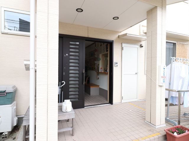 明るいエントランス風景 エントランス ゆったりとした入り口には明るさと清潔感があり、訪れる人を温かく迎えます。