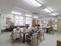 明るいリビングの集いの場