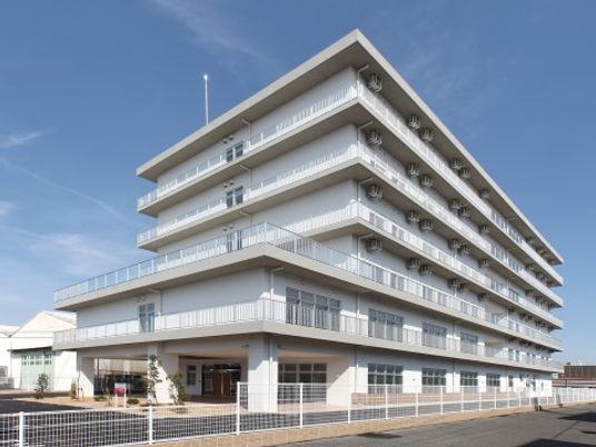白い建物の明るい外観