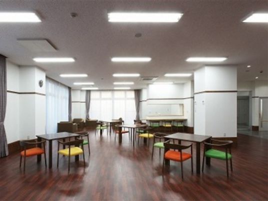 広々とした明るい食堂