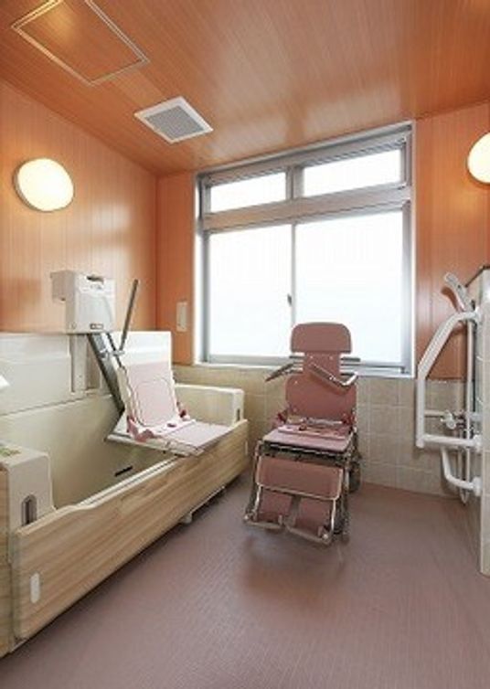 明るい浴室と椅子