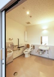 明るく清潔なトイレ