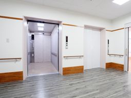 広々した清潔な廊下