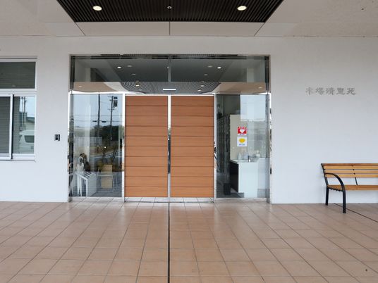 エントランスの自動扉とベンチ