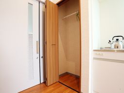 居室の一角と収納