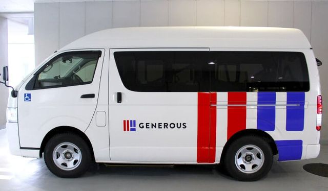 送迎バスの横側面
