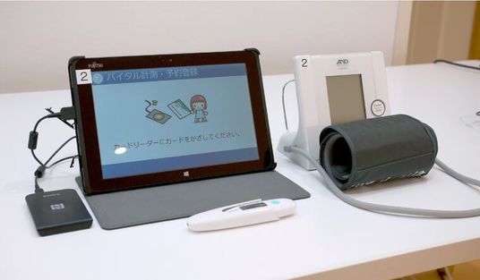 健康管理機器とタブレット