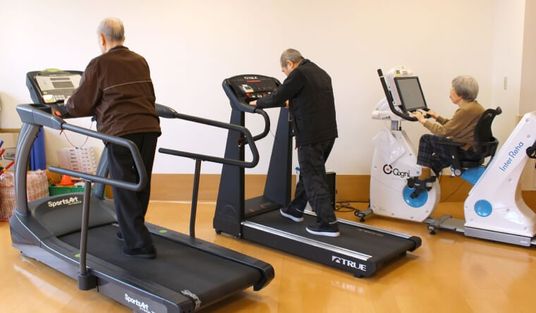 運動器具を使用する人々