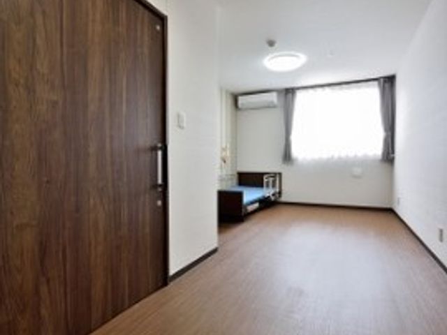 明るいシンプルな居室 居室 ゆとりを感じる居室は、落ち着いた雰囲気で快適な時間を過ごせるよう配慮されています。窓からの自然光が心地よい空間を演出しています。