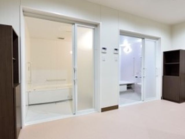 白基調の清潔な廊下 環境 広々とした廊下は、明るさと清潔感にあふれており、快適な移動を支援します。