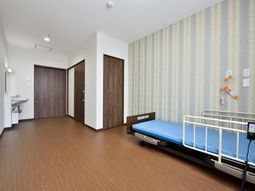 明るい居室の様子