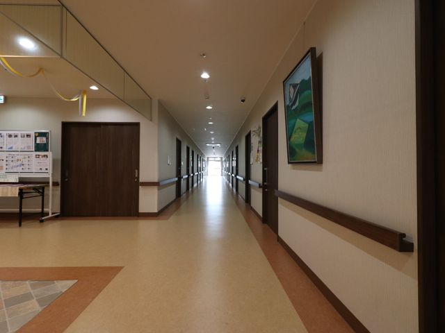 清潔な廊下の風景 廊下 ゆったりとした廊下は明るく清潔感があり、壁にはアートも飾られています。心地よい環境で仕事に取り組むことができるでしょう。