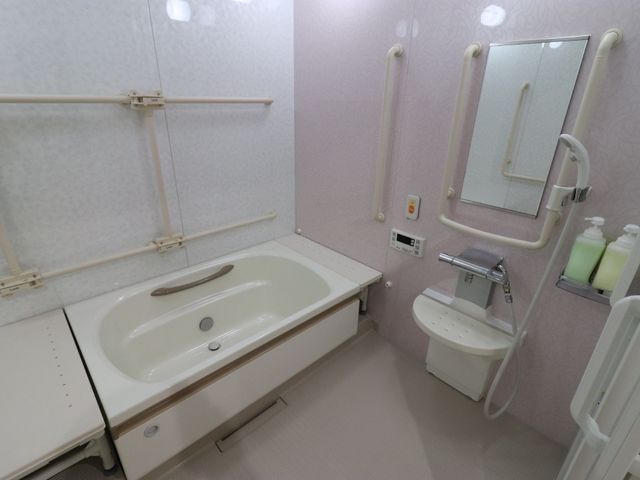 バリアフリーな浴室設備 バスルーム 手すり付き洗面台は、使用しやすい工夫がされ、安全性に配慮された設計です。快適にご利用いただける洗い場をご紹介します。