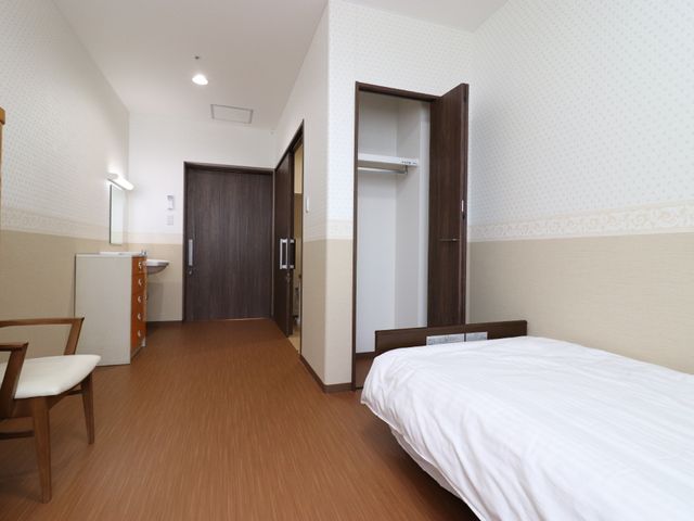 明るい居室の一角 収納 シンプルで機能的な居室は、明るく落ち着いた雰囲気です。余裕のある動線で快適な日々を過ごせる設計になっています。