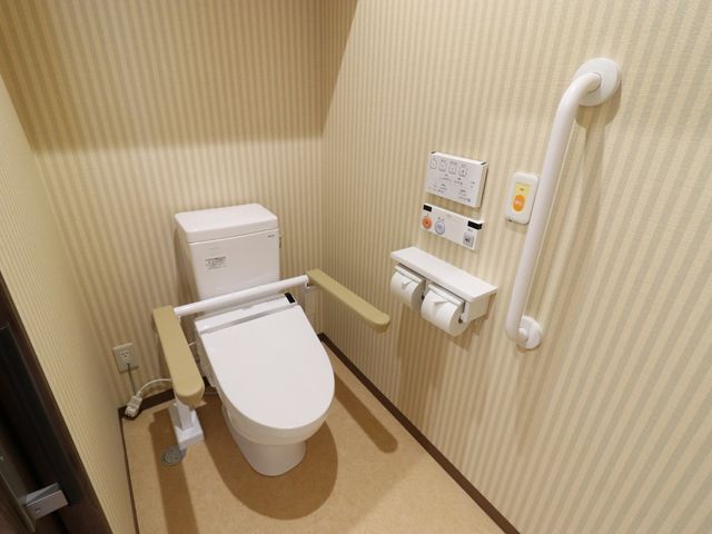 バリアフリー設計のトイレ トイレ 安全で使いやすいトイレが完備されており、手すりや緊急コールの設置によって高齢者の利用者様も安心して生活が送れます。