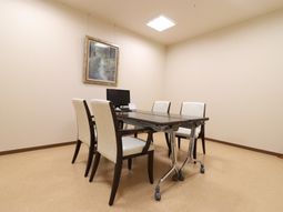 会議用テーブルと椅子