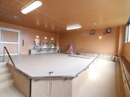 明るい浴室設備