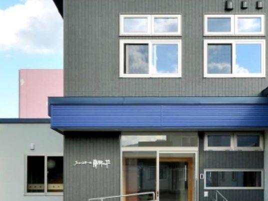 シンプルな外観の建物