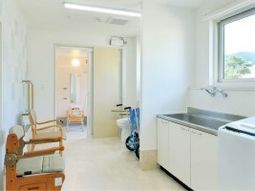 明るい居室の一角