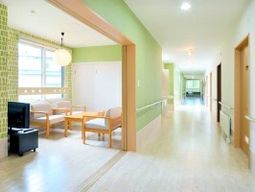 清潔感のあふれる明るい廊下