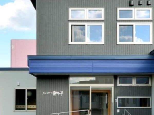 施設のシンプルな外観