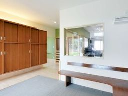 清潔な居間と廊下