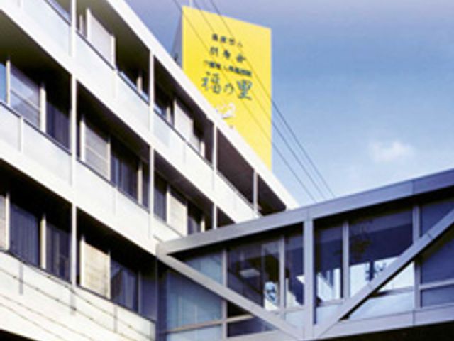 高層の建物外観 外観   現代的なデザインの建築物は、しっかりとした構造と清潔感があり、働きやすい環境を提供しています。